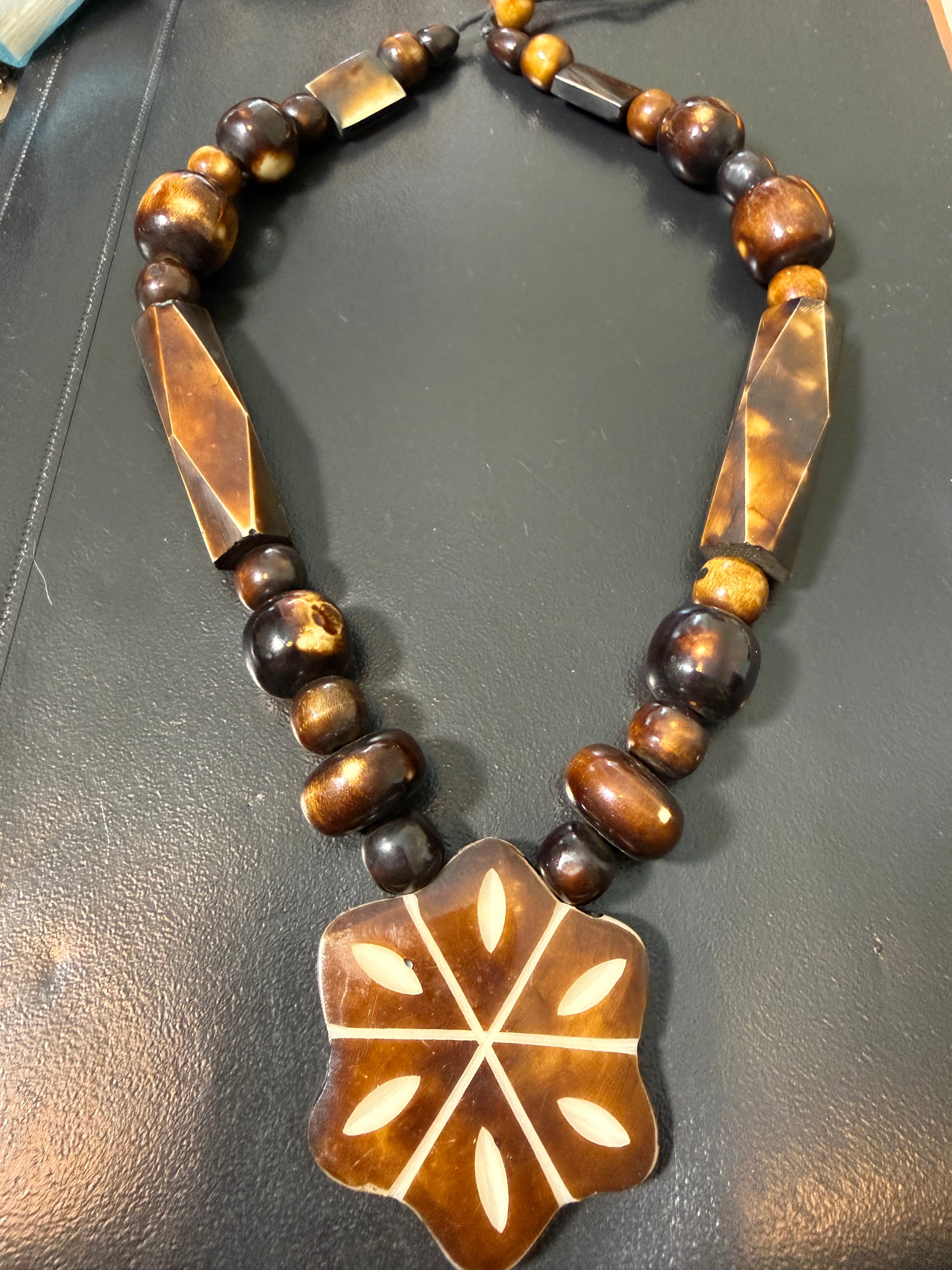 Beau collier ethnique bois et nacre