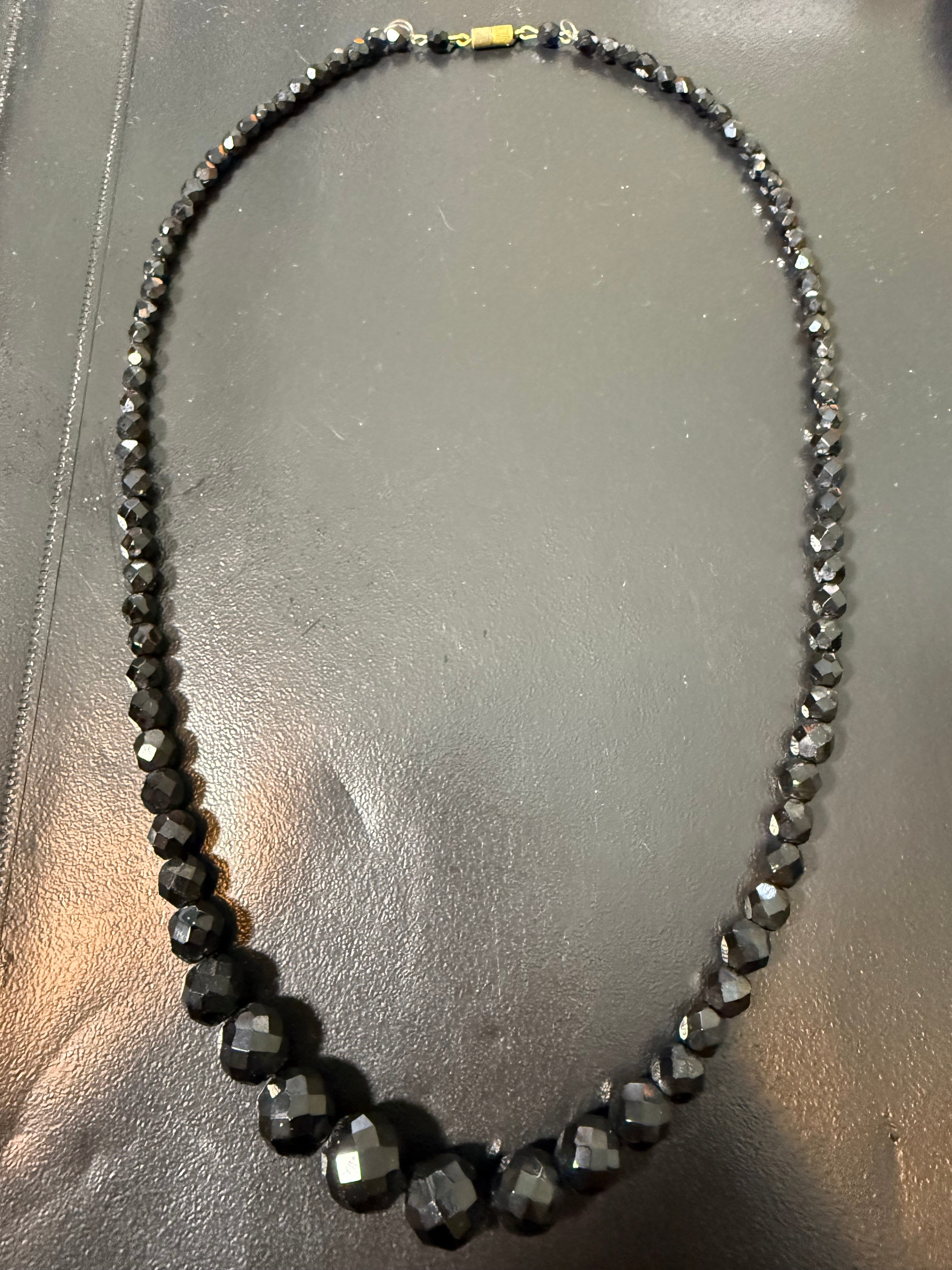 Beau collier en spinelle facettée