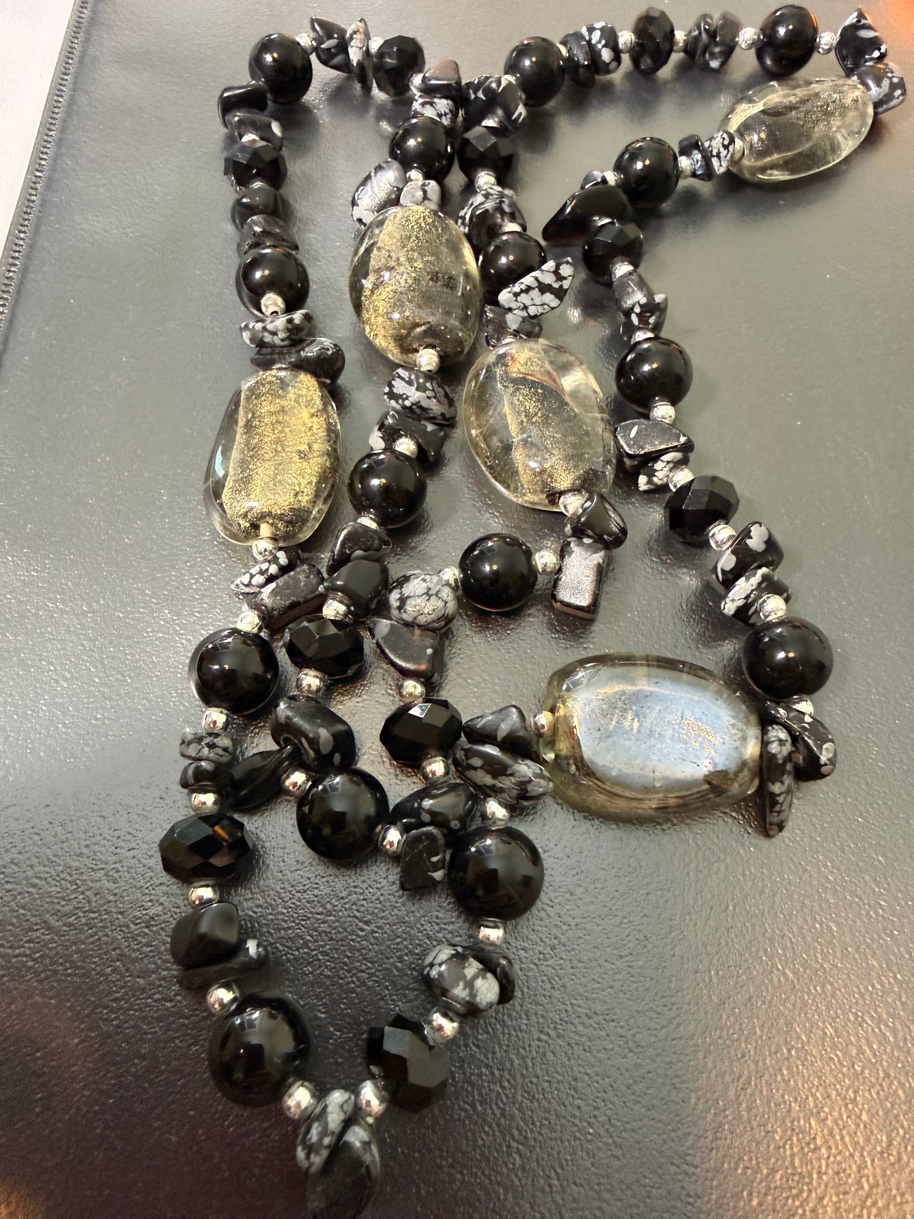 Joli collier en spinelle et verre soufflé