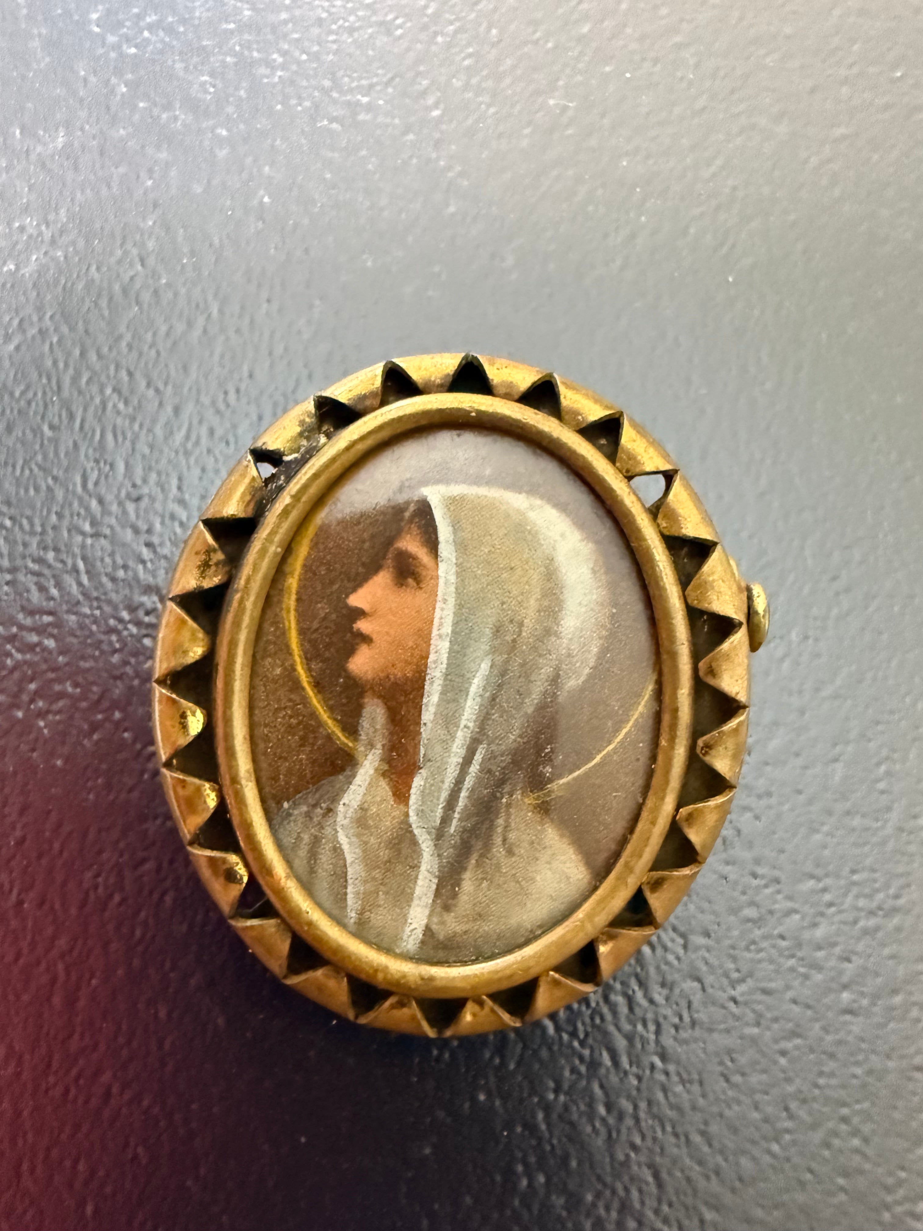 Jolie broche ancienne religieuse