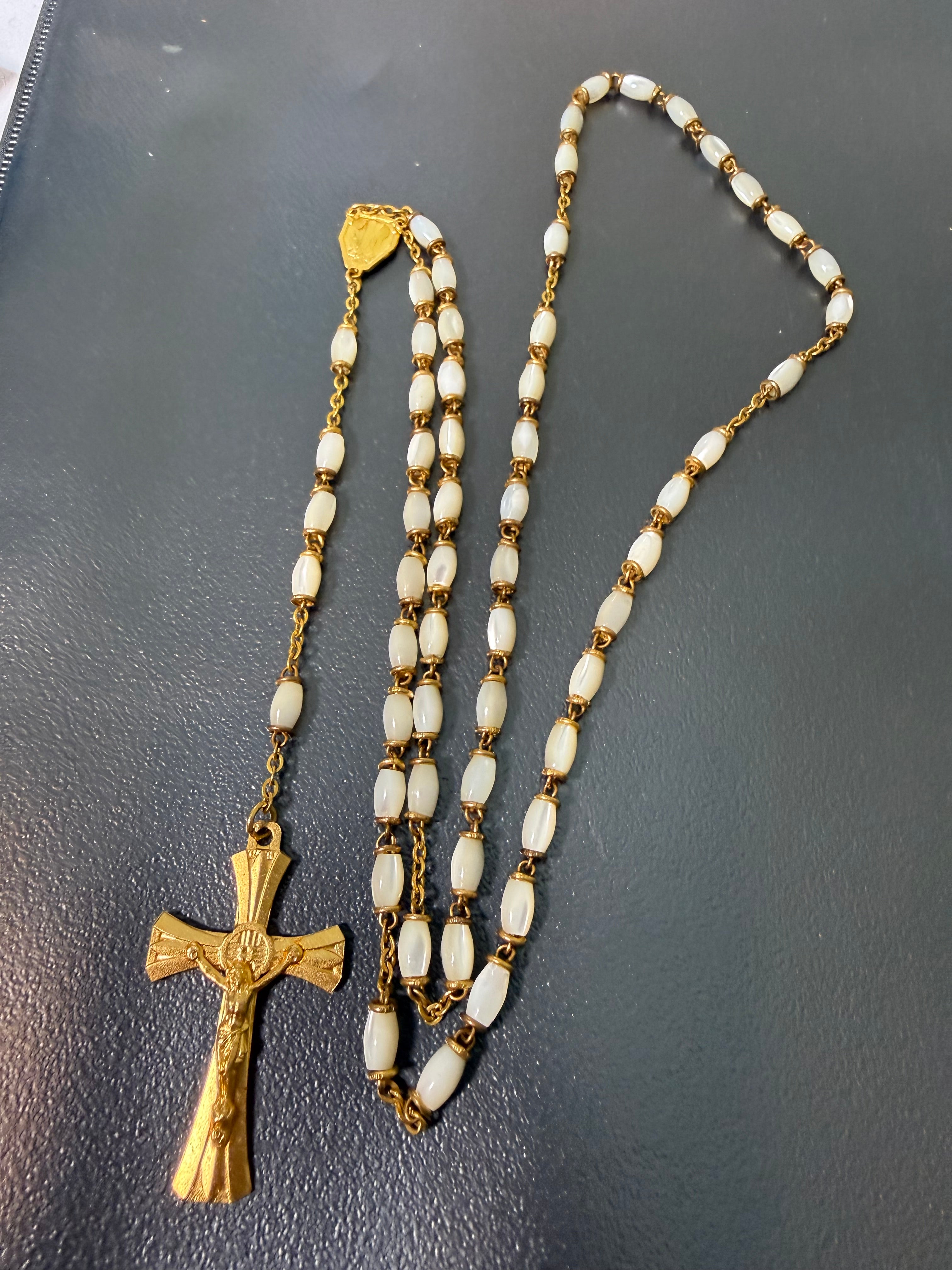 Beau chapelet en plaqué or poinçonné et nacre