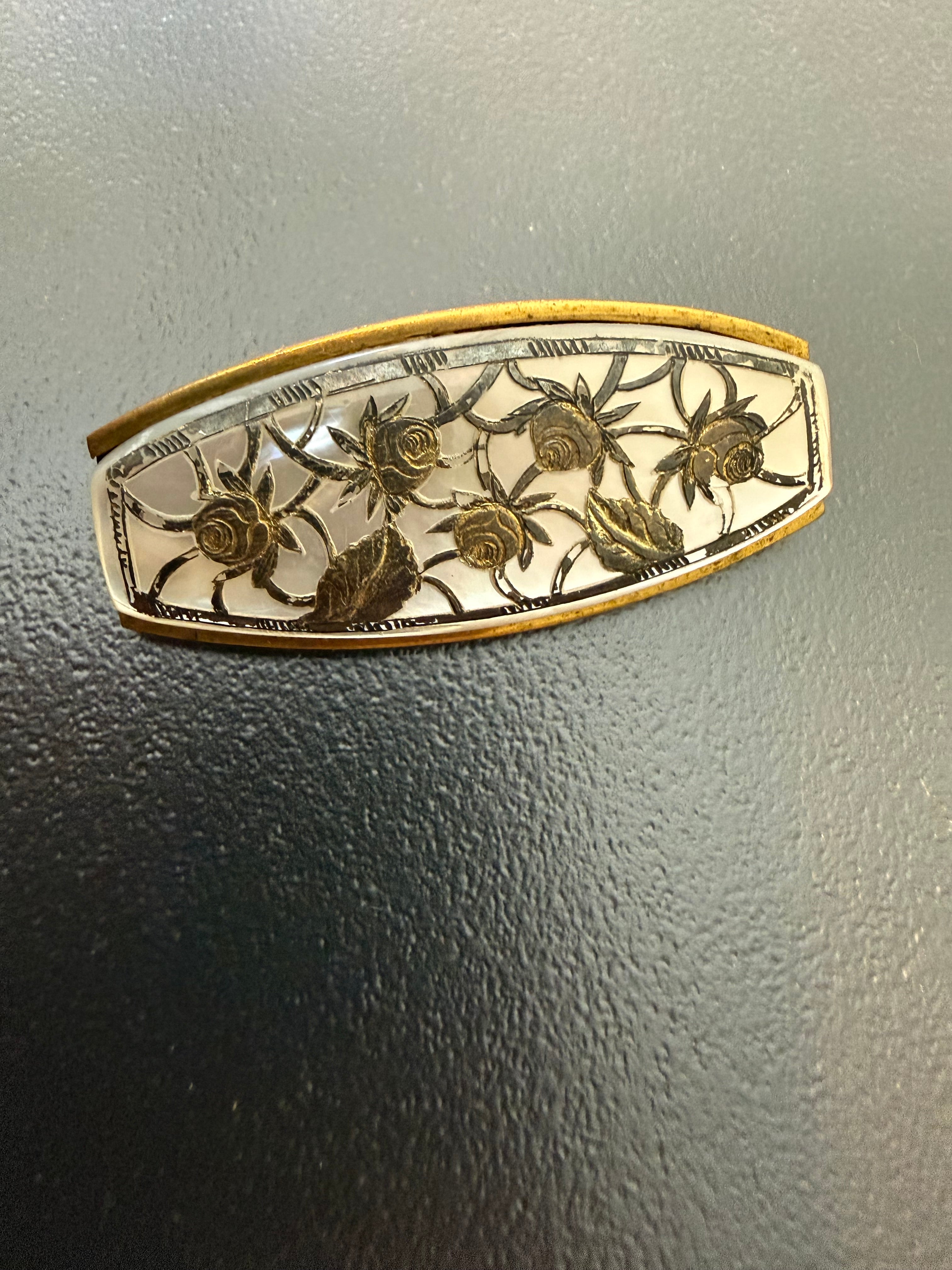 Jolie broche vintage avec nacre