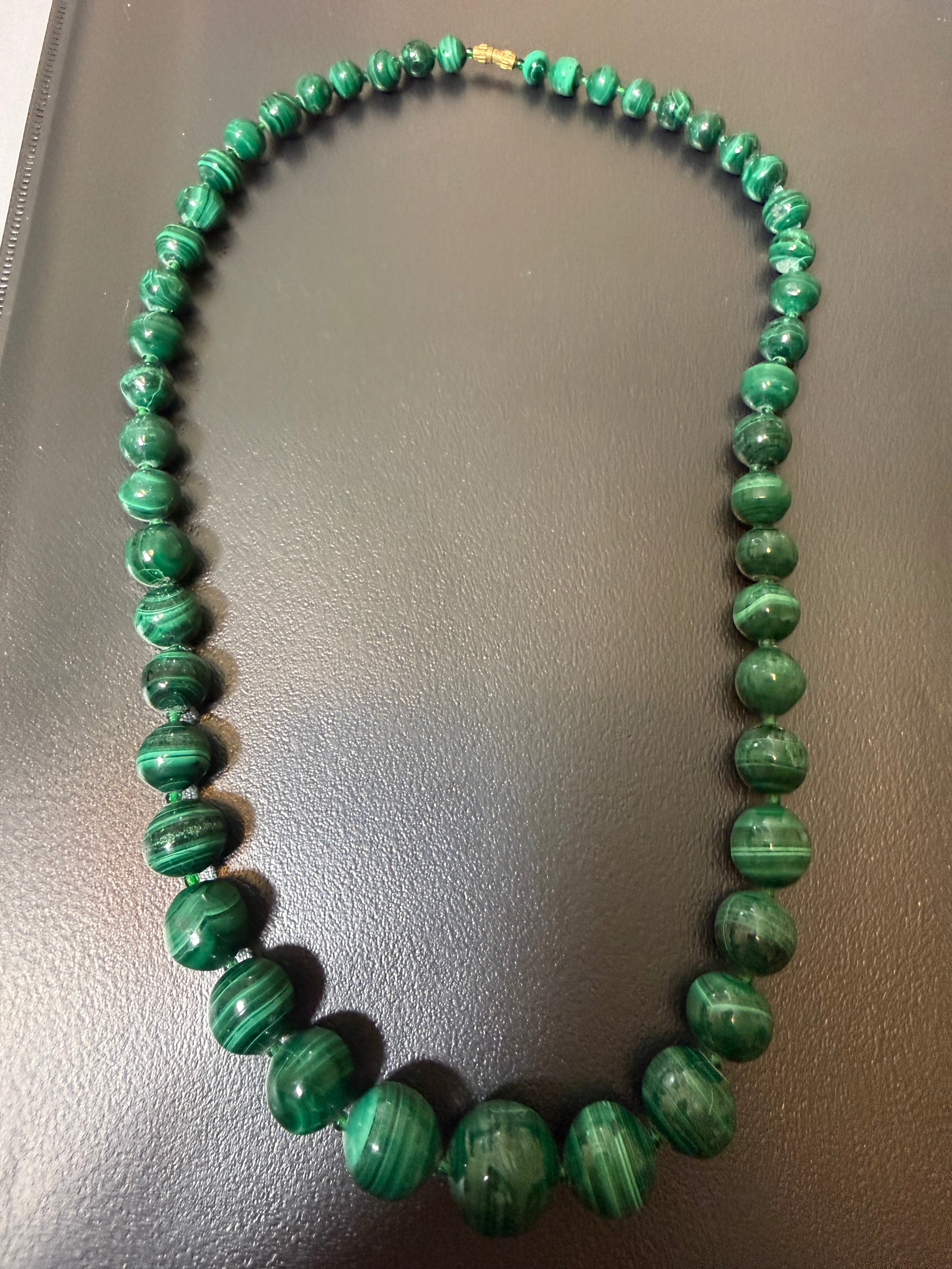 Beau collier en malachite