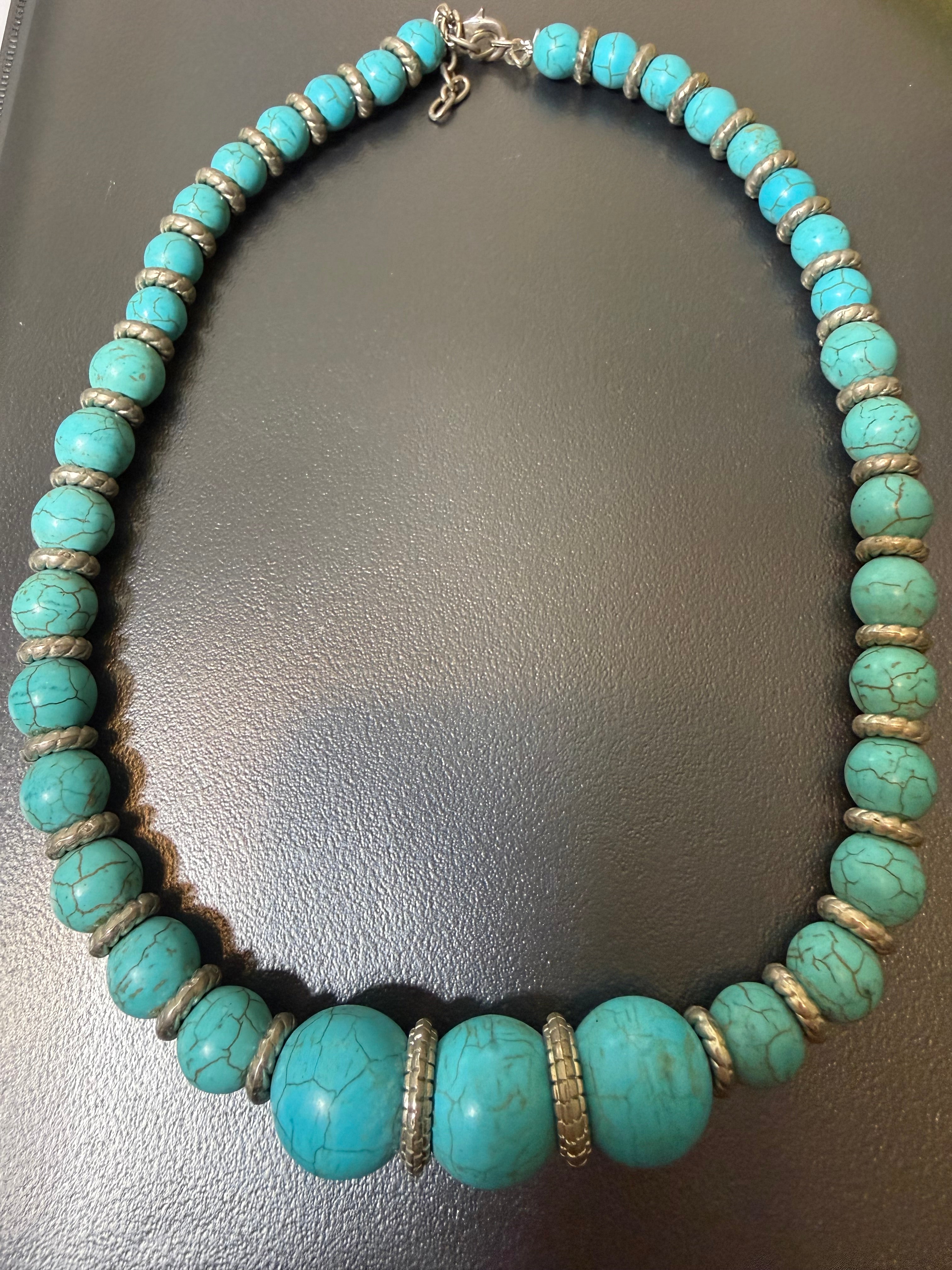 Joli collier en turquoises