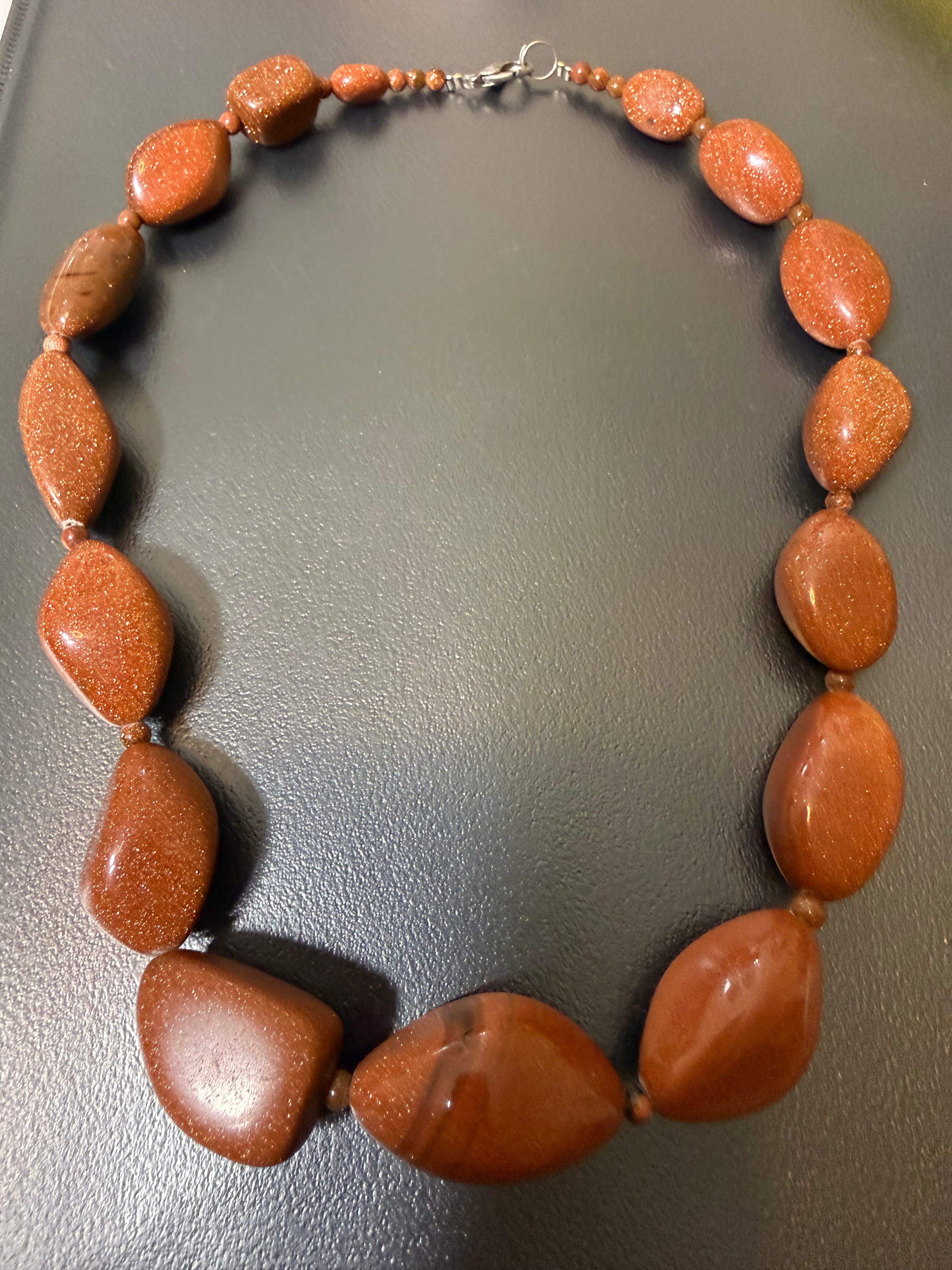 Beau collier en pierre de soleil