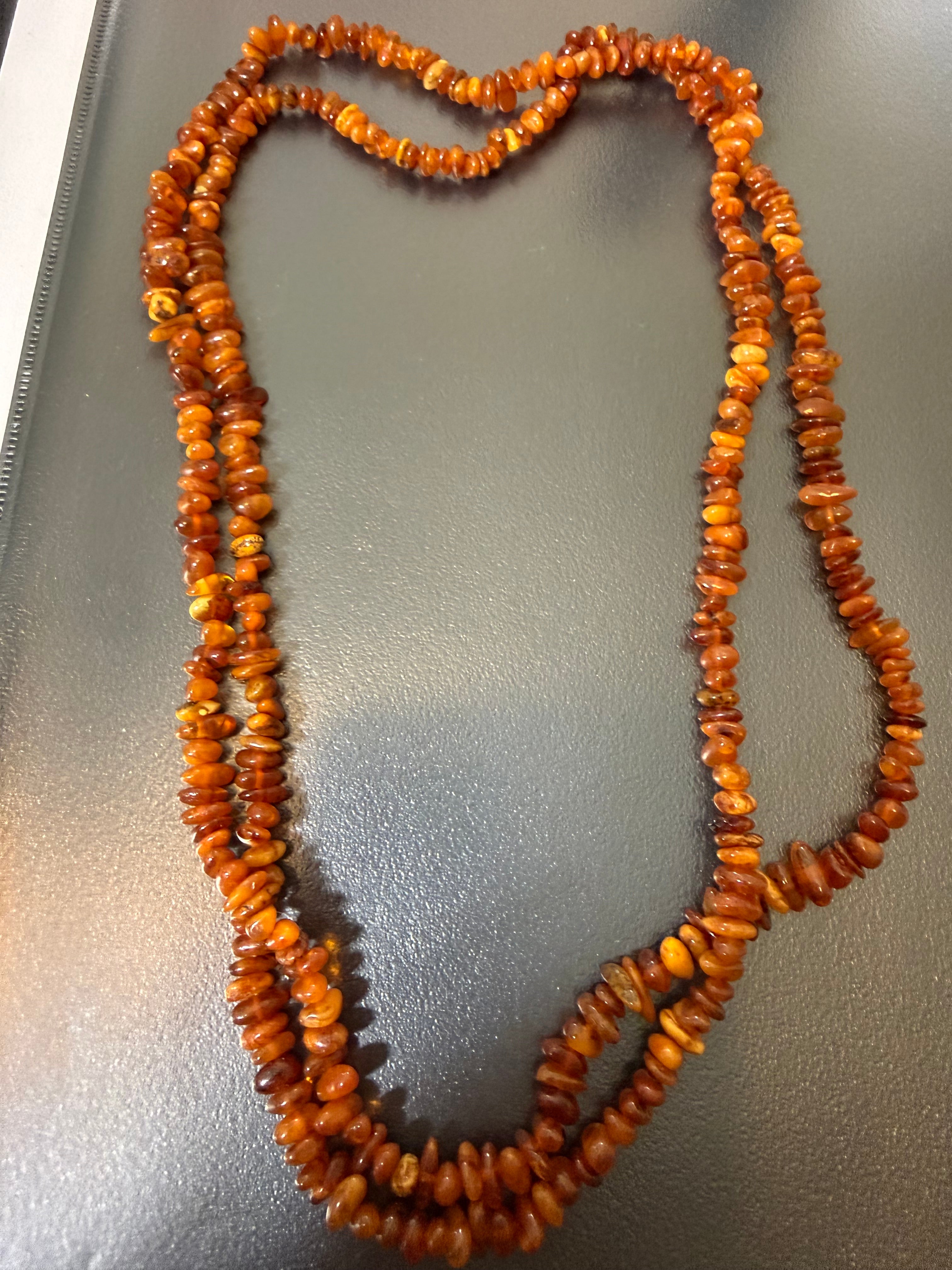 Beau et long collier ambre