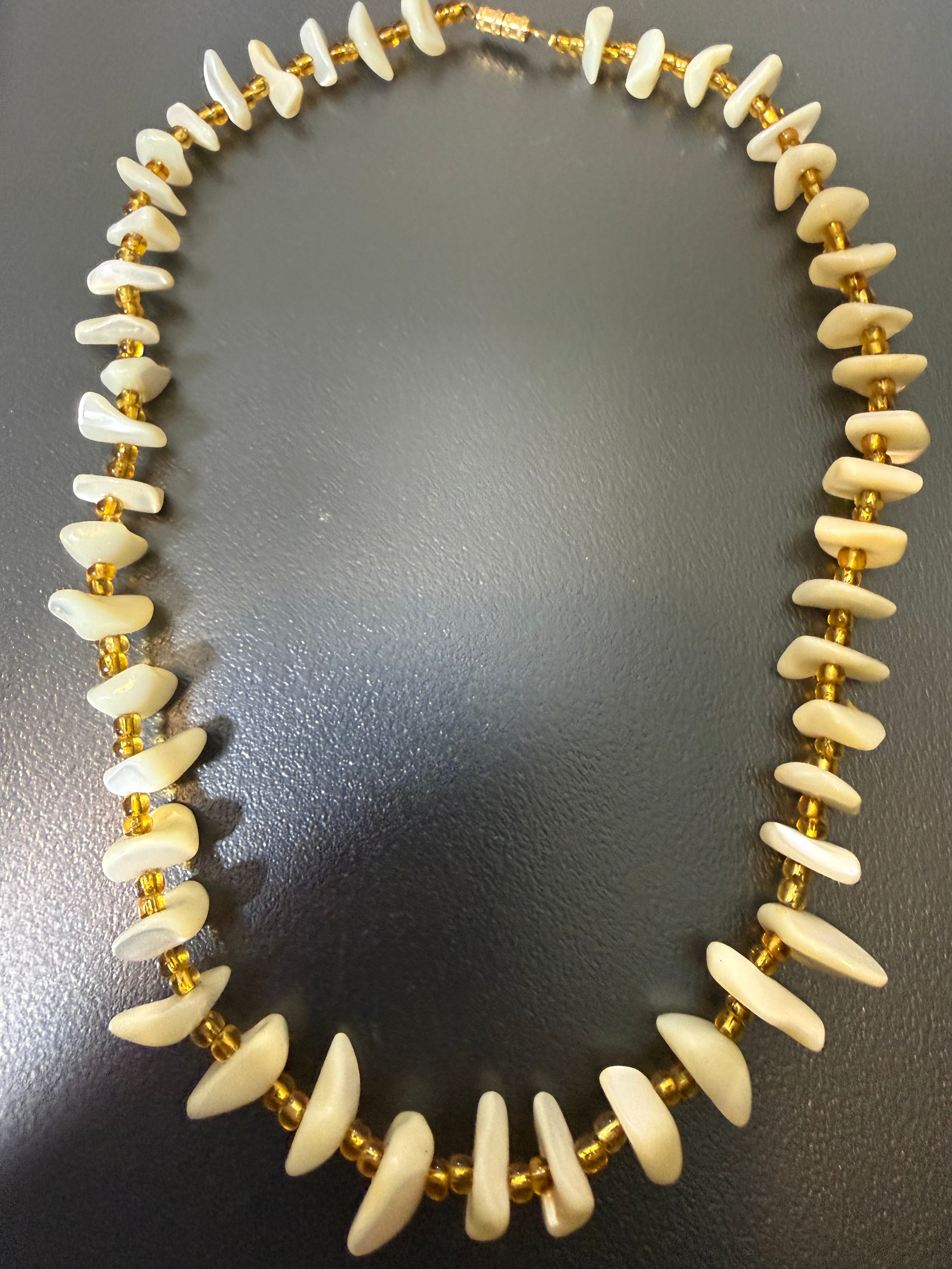 Joli collier en nacre