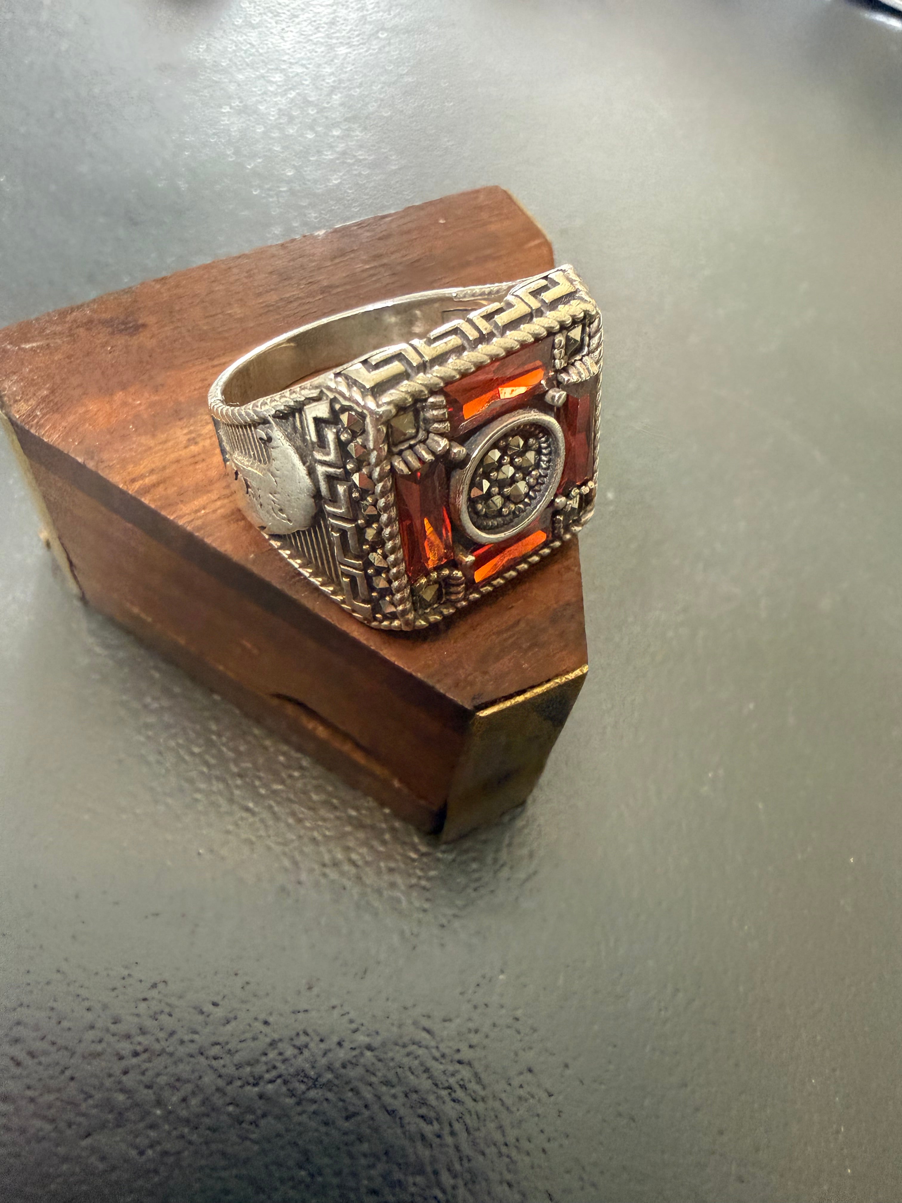Belle bague en argent 925 et grenats